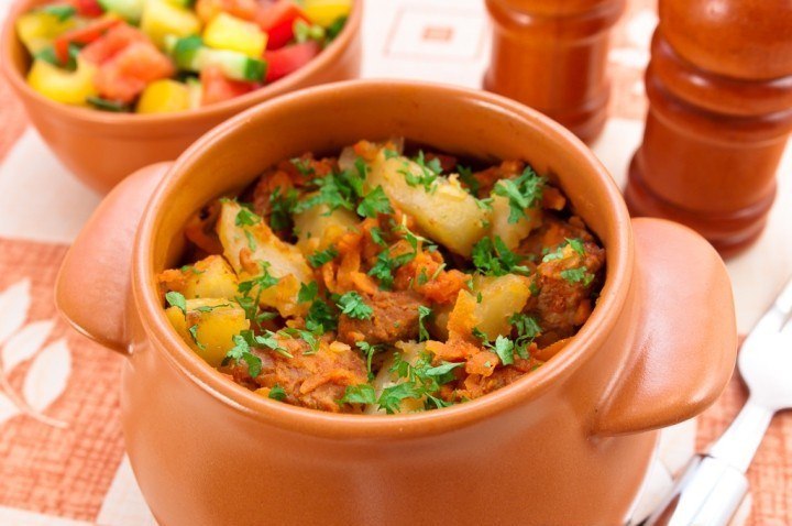 Картофель с мясом в горшочках в духовке рецепт пошагово Картофель с мясом в горшочках в духовке рецепт пошагово